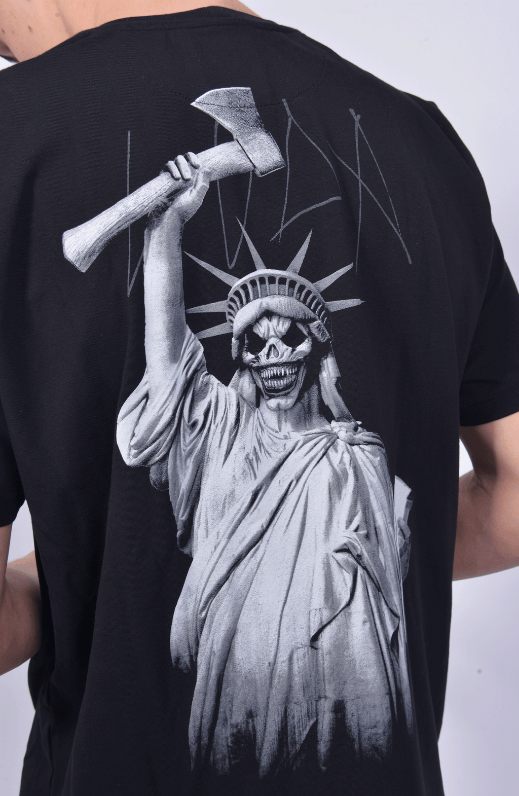Luda - Luda's Statue T-Shirt