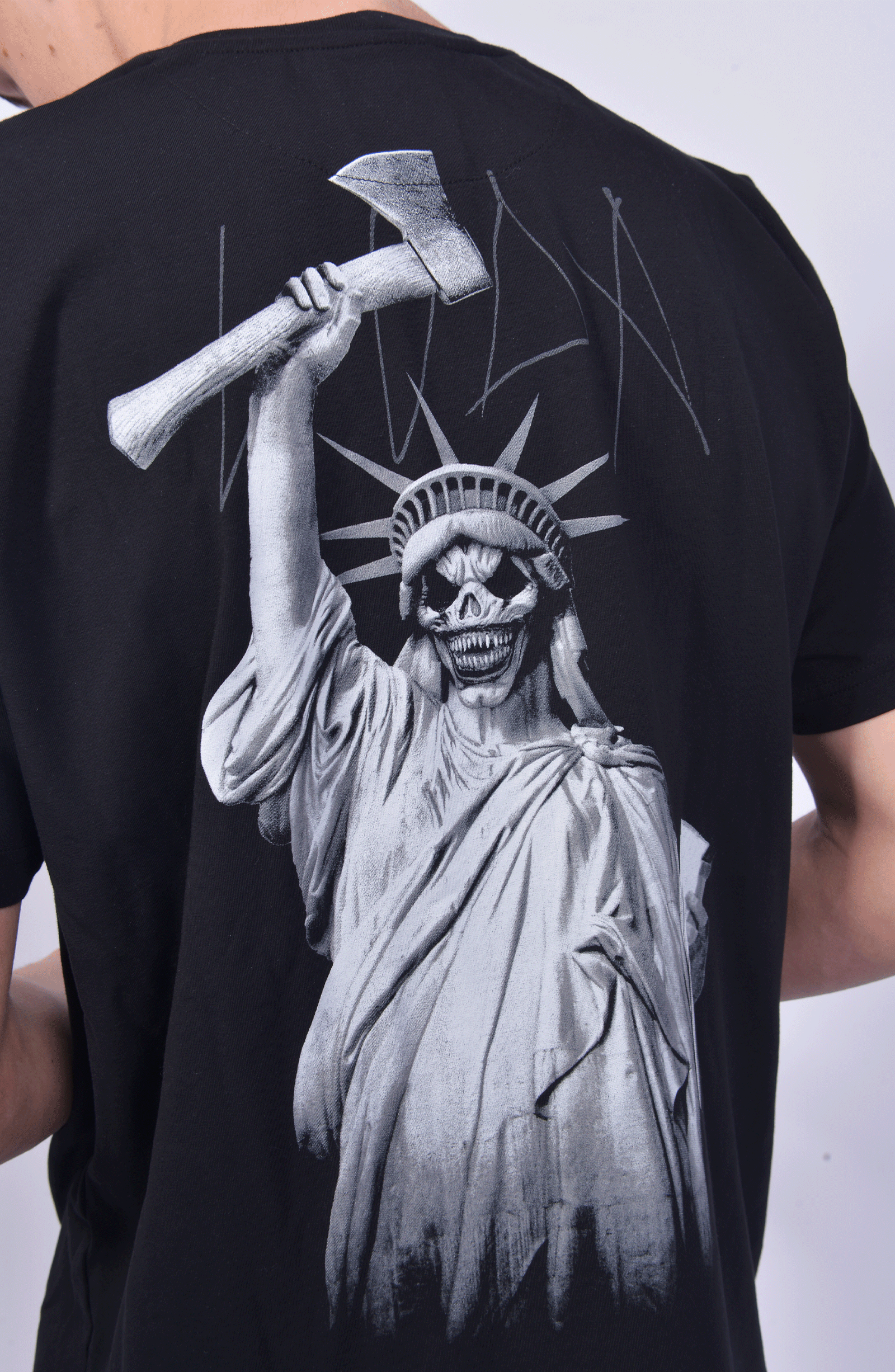 Luda - Luda's Statue T-Shirt